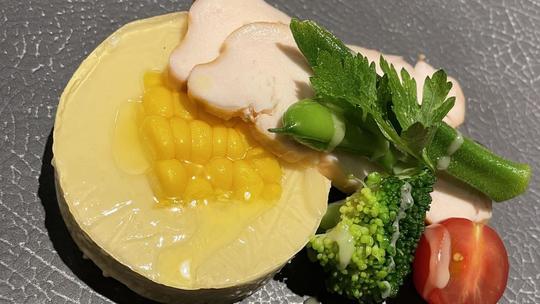 トウモロコシのムースと鶏むね肉の軽い燻製